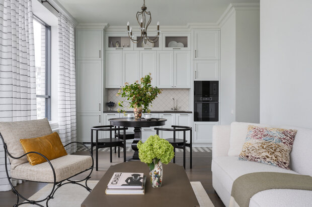 Фотография: Кухня и столовая в стиле Классический, Современный, Эклектика, Квартира, Проект дня, Москва, 2 комнаты, 60-90 метров, современный с элементами классики и роскоши – фото на INMYROOM