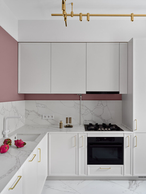 Фотография: Кухня и столовая в стиле Современный, Квартира, Проект дня, Москва, Сталинка, 3 комнаты, Более 90 метров, Анастасия Уфимцева – фото на INMYROOM