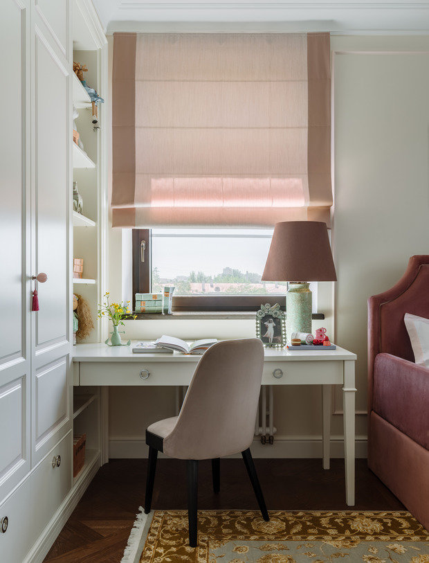 Шкаф украшают ручки из розового кварца с нежными кисточками. Шторы выполнены преимущественно из натуральных материалов: шерсти, шелка и льна — выполняют как декоративную функцию, так и защищают от солнечных лучей. 