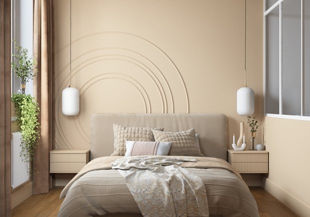Криволинейные молдинги в спальне напоминают восходящее солнце.