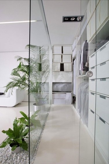 Фотография: Гардеробная в стиле Современный, Минимализм, Квартира, Цвет в интерьере, Дома и квартиры, Стены – фото на INMYROOM