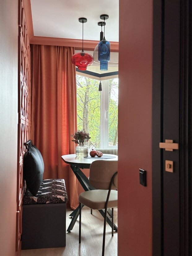 Фотография: Кухня и столовая в стиле Современный, Эклектика, Квартира, Проект дня, двухкомнатная квартира в хрущевке, ремонт в хрущевке, Калининград, переделка хрущевки, как обустроить двухкомнатную квартиру в хрущевки, ремонт хрущевки, Хрущевка, 2 комнаты, 40-60 метров, интерьер хрущевке, интерьер хрущевки, как обновить хрущевку, дизайн хрущевки, ремонт в хрущёвке, Екатерина Трусова – фото на INMYROOM