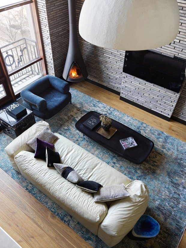 Для пола выбрали инженерную доску из Прибалтики. Это массив дуба с элементами хэнд-скрейпинга: из дерева вручную выбираются бороздки, и оно становится рифленым, тактильным, по нему приятно ходить. Использовали доску разной ширины (от 140 до 300 мм) и длины (до 5 м).