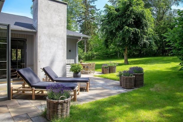 Фотография: Терраса в стиле Современный, Минимализм, Скандинавский, Дом, Белый, Серый, Коричневый, Дом и дача – фото на INMYROOM