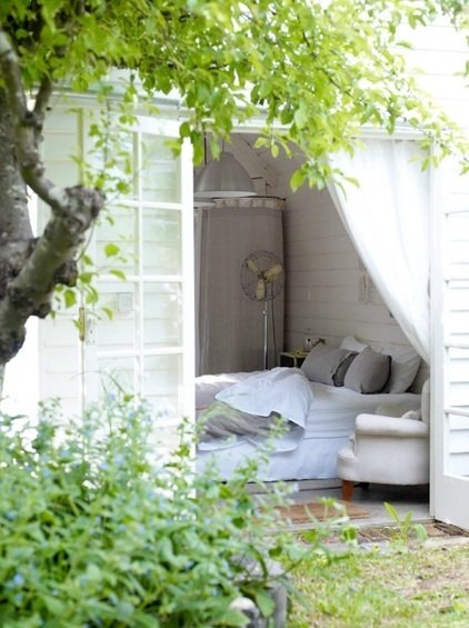 Фотография: Спальня в стиле Прованс и Кантри, Декор интерьера, Декор дома, Цвет в интерьере, Белый, Бассейн – фото на INMYROOM