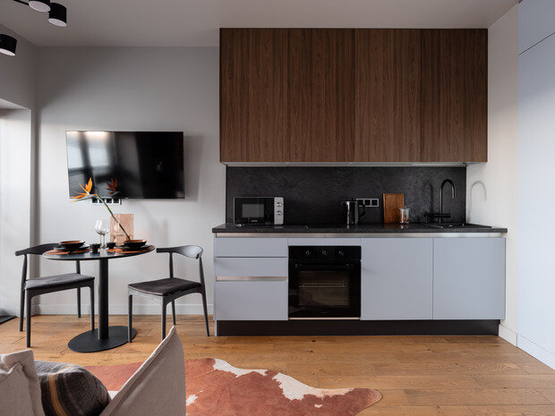 Из необычного — справа от раковины на кухне стена покрыта несколькими слоями бесцветного матового лака, чтобы защитить ее от брызг и сделать уход максимально простым.