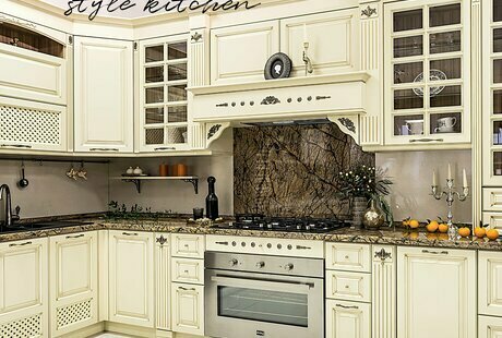 Классическая кухня для мебельного салона
