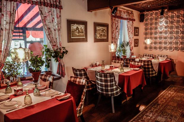 Интерьер кухни и столовой в винтажном стиле с элементами эклектики