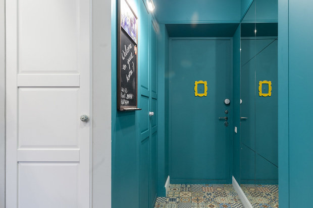 Фотография: Прихожая в стиле Прованс и Кантри, Квартира, Белый, Проект недели, Москва, Зеленый, Синий, Серый, Голубой, Бирюзовый, Кирпичный дом, 1 комната, до 40 метров, Замоскворечье – фото на INMYROOM