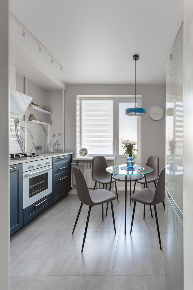 Между кухней и стеной установили заглушку, чтобы не оставалась некрасивая щель. Также важно, чтобы все ящики можно было открыть.