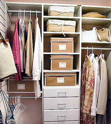 Фотография: Гардеробная в стиле Прованс и Кантри, Скандинавский, Спальня, Интерьер комнат, Мебель и свет, Цвет в интерьере, Белый, Гардероб – фото на INMYROOM