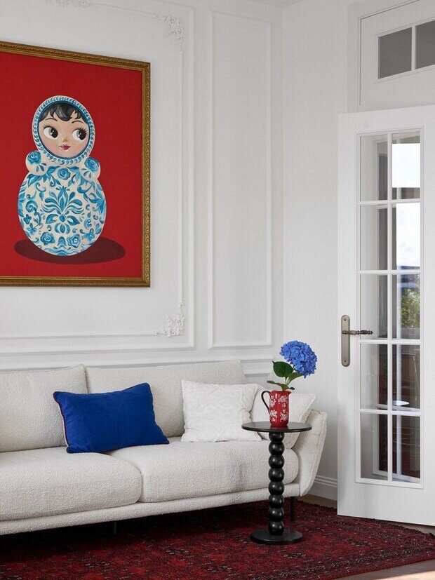 Интерьер гостиной в классическом стиле с элементами эклектики