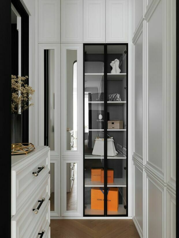 Фотография: Гардеробная в стиле Классический, Современный, Квартира, Проект дня, Москва, 2 комнаты, 60-90 метров, современный с элементами классики и роскоши, современный с элементами неоклассики, Ксения Луб – фото на INMYROOM