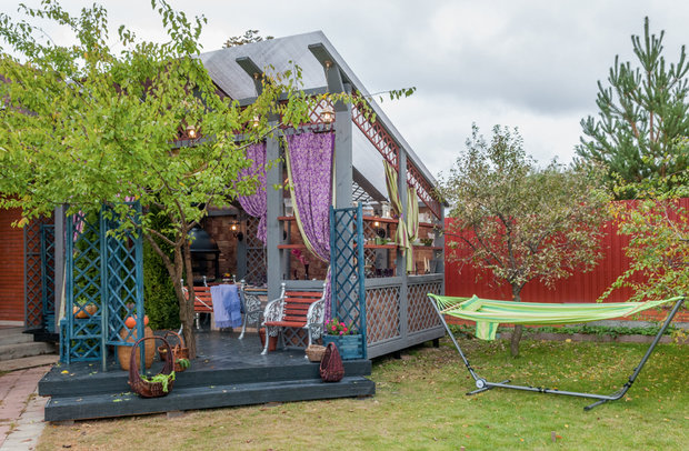 Фотография: Терраса в стиле Прованс и Кантри, Россия, MW-LIGHT, Дача, Бежевый, Бирюзовый, Коричневый, Подмосковье, Дом и дача, Фазенда, Home Melody, Luminarc, Cote table, Fashion Terrasa, Хоббика, Уютерра, Трехгорная мануфактура, пристройка веранды, веранда на даче, Ирина Иванова, летняя беседка с летней кухней, летняя кухня, беседка с грилем, летняя веранда, как быстро построить веранду – фото на INMYROOM