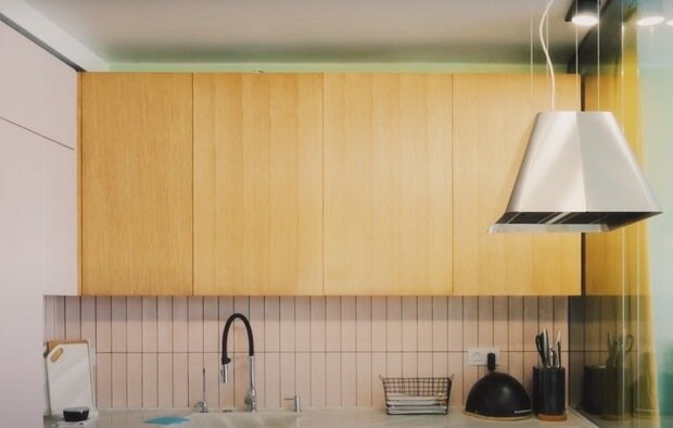 Интерьер кухни в стиле минимализм с элементами джапанди