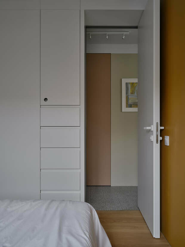 «Несмотря на компактность квартиры, я нашла место и для искусства. Мне посчастливилось купить у знакомой художницы Любы Харламовой прекрасную пастель, которая идеально заходила в мой колорит. А потом я еще вспомнила, что у меня есть холст какого-то уличного художника из Танзании, который маслом писал всякие смешные комиксы на злобу дня. Теперь он украшает прихожую», — говорит хозяйка.