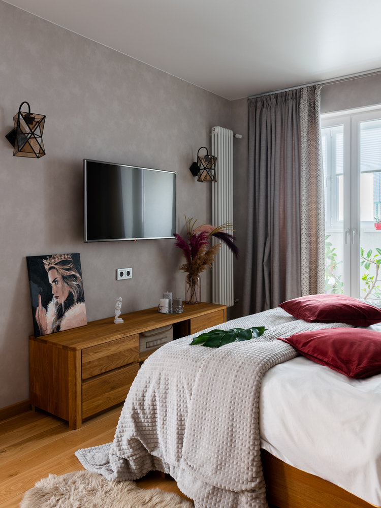 Радиатор отопления перенесли на стену, так как подоконный блок заменили раздвижными дверями. Радиатор отопления перенесли на стену, так как подоконный блок заменили раздвижными дверями.