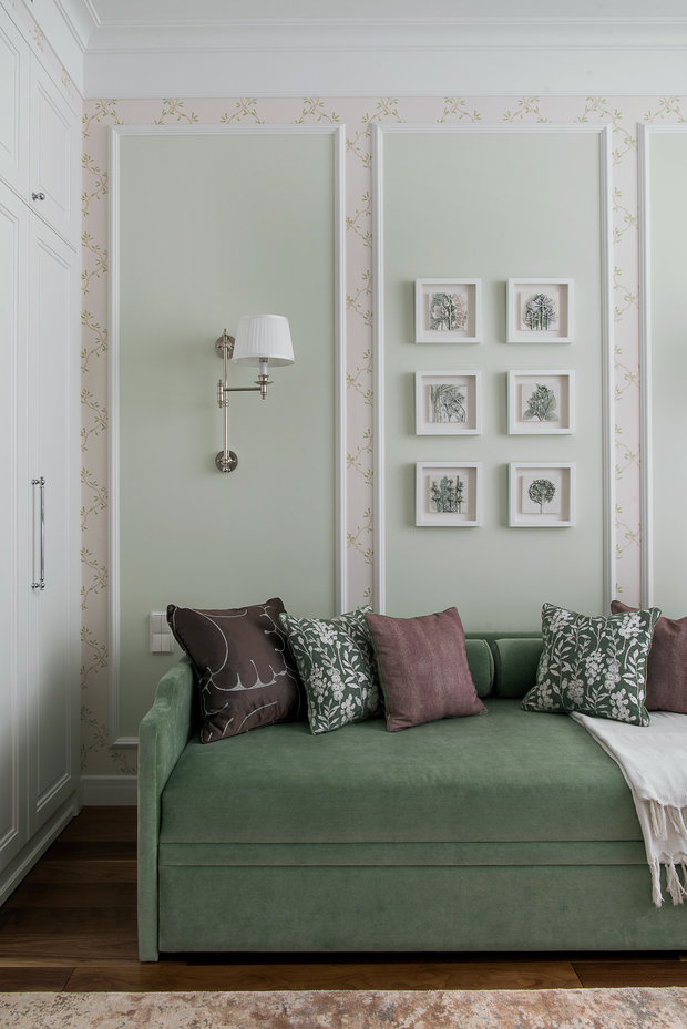 Гипсовые панно с растениями отлично вписались в интерьер. Композиция подчеркивает симметрию отделки и напоминает о традиционных классических интерьерах.