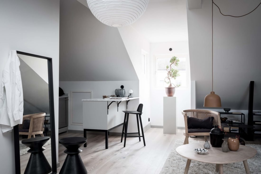 Фотография: Кухня и столовая в стиле Современный, Скандинавский, Декор интерьера, Квартира, Студия, Белый, Бежевый, Серый, интерьер мансарды, до 40 метров, Эмма Фишер – фото на INMYROOM