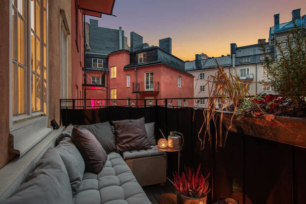 Фотография: Балкон в стиле Скандинавский, Декор интерьера, Квартира, Швеция, Декор, Мебель и свет, Стокгольм, Серый, интерьер в скандинавском стиле, 3 комнаты, 60-90 метров, монохромный интерьер – фото на INMYROOM