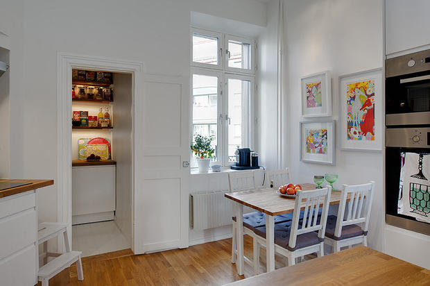 Фотография: Кухня и столовая в стиле Скандинавский, Современный, Декор интерьера, Интерьер комнат, Мебель и свет, Цвет в интерьере, Белый, Тема месяца, Окна – фото на INMYROOM