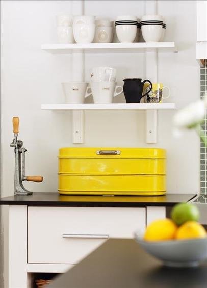 Фотография: Кухня и столовая в стиле Прованс и Кантри, Скандинавский, Декор интерьера, Квартира, Дом, Интерьер комнат, Цвет в интерьере, Белый – фото на INMYROOM