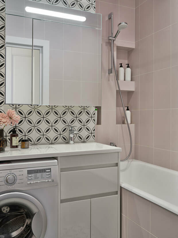 В обоих санузлах использовались керамическая плитка на стенах и керамогранит на полу. На оба помещения — пять видов!