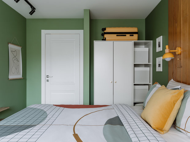 Небольшая гардеробная предназначена для круглогодичного хранения вещей и аксессуаров, а платяной шкаф в нише в мастер-спальне предназначен для размещения повседневной одежды.