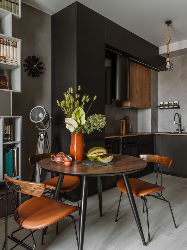 Керамика в интерьере от Елены Гамбарян. Некоторые предметы декора в интерьере были привезены супругом дизайнера из стран Ближнего Востока. Глиняный китайский сервиз, участвовавший в сервировке кухонного стола, — наследство от бабушки. Был привезен 60+ лет назад и ни разу не использовался.