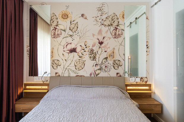 Интерьер спальни в современном стиле с флористическими обоями
