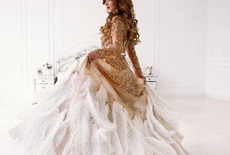 Красивая спальня с камином