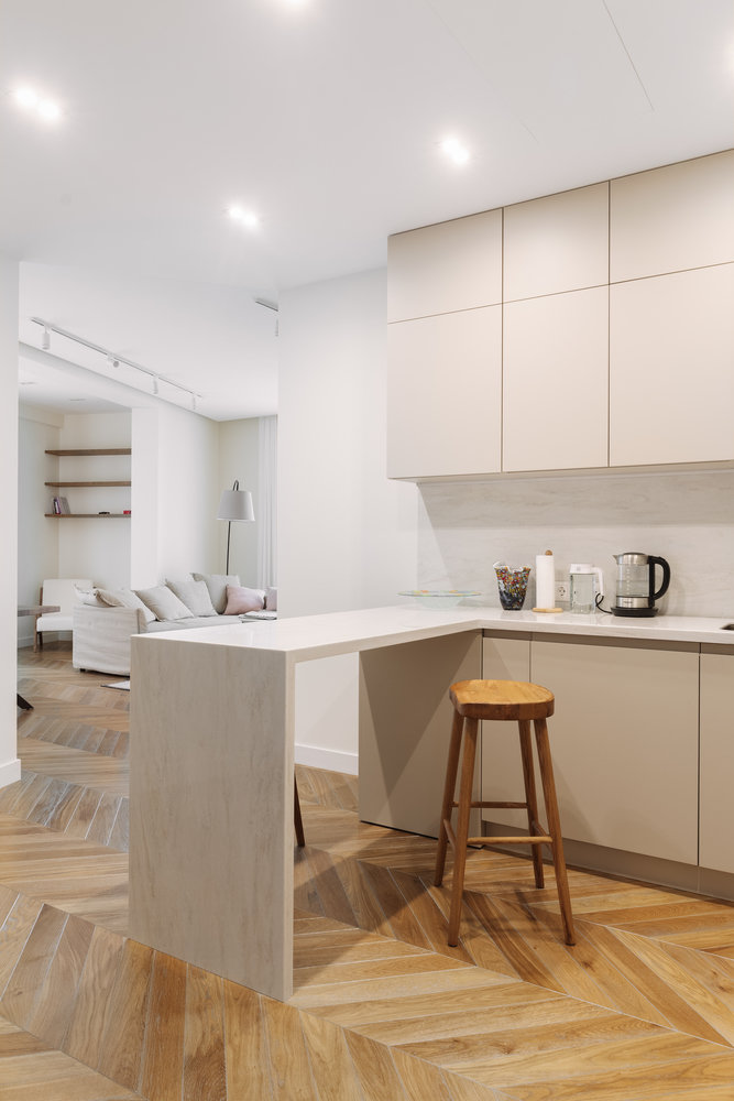 Гарнитур до потолка, фасады без ручек, теплого оттенка. Много мест для хранения, вся техника встроена. Гарнитур до потолка, фасады без ручек, теплого оттенка. Много мест для хранения, вся техника встроена.