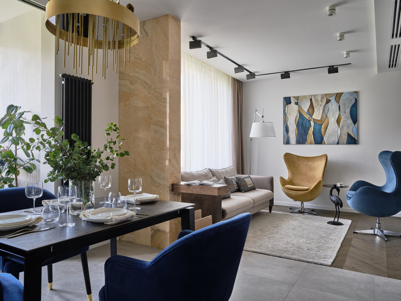 Особенность интерьера — перегородка из натурального оникса с подсветкой. Особенность интерьера — перегородка из натурального оникса с подсветкой.