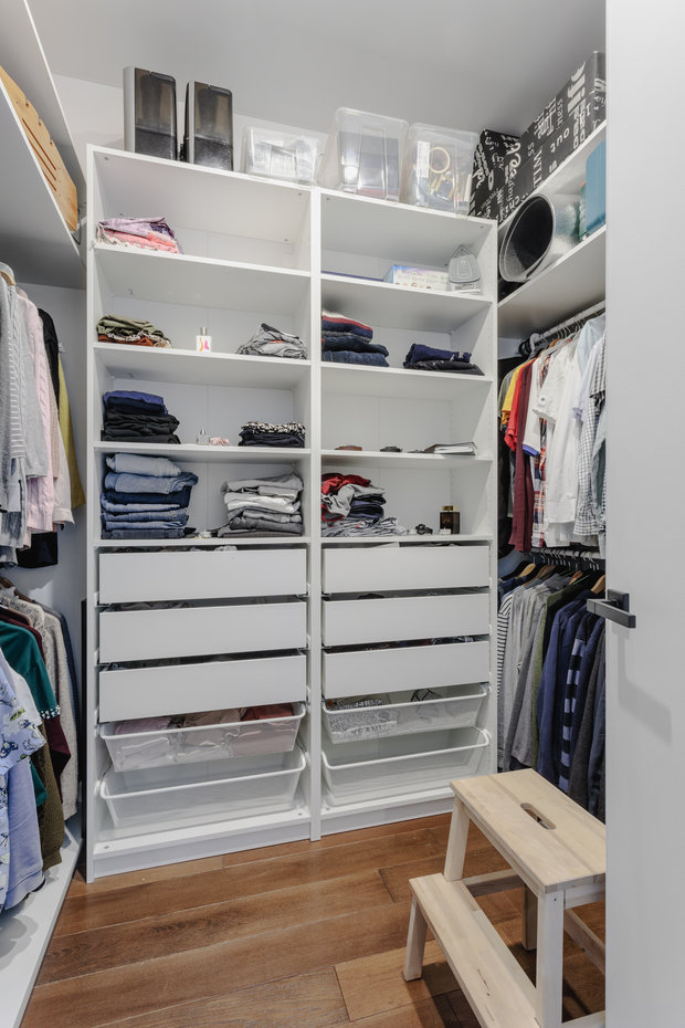 Гардеробная ИКЕА ПАКС полностью подходит по функционалу и внешнему виду. Здесь же хранятся гладильная доска, сушилка и другие хозяйственные предметы. 