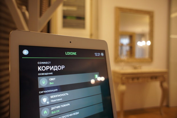 Интерьер прихожей в классическом стиле с планшетом управления умным домом