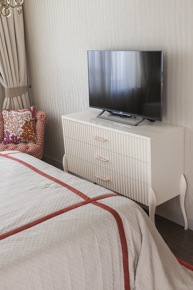 Фотография: Спальня в стиле Классический, Современный, Квартира, Проект недели, Москва, Юрий Гришко, Панельный дом, 4 и больше, Более 90 метров, Елена Поворова, Бюро Home Emotions, Екатерина Реброва – фото на INMYROOM Фотография: Спальня в стиле Классический, Современный, Квартира, Проект недели, Москва, Юрий Гришко, Панельный дом, 4 и больше, Более 90 метров, Елена Поворова, Бюро Home Emotions, Екатерина Реброва – фото на INMYROOM