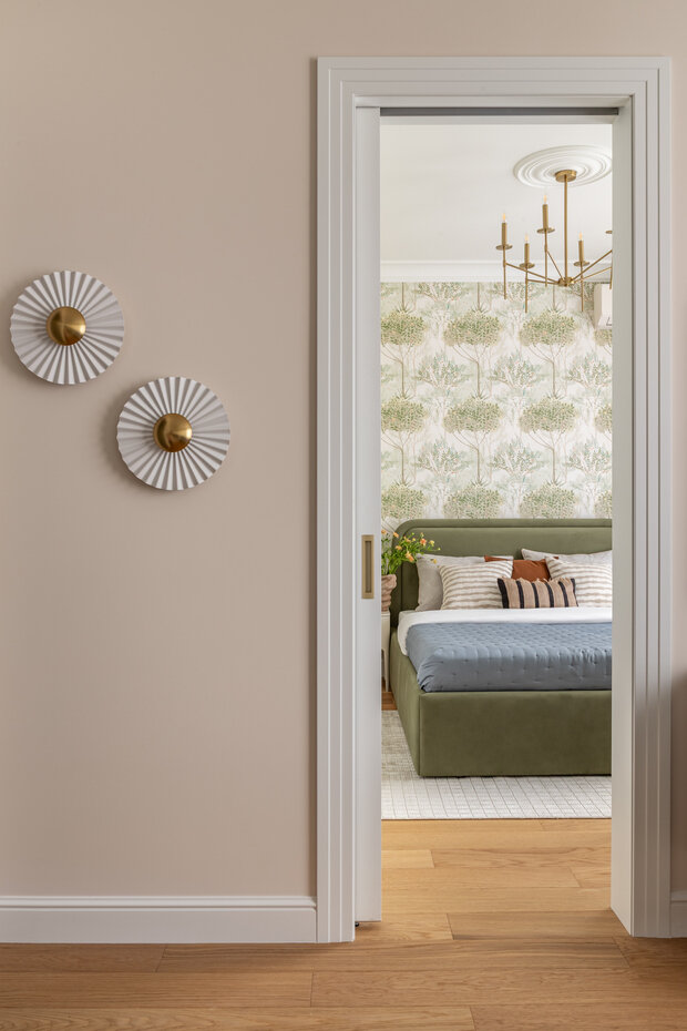 Фотография: Спальня в стиле Современный, Малогабаритная квартира, Квартира, Проект дня, Москва, Монолитный дом, 2 комнаты, до 40 метров, современный с элементами неоклассики – фото на INMYROOM