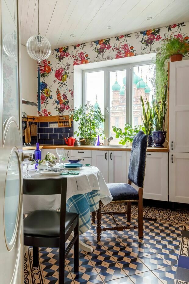 Фотография: Кухня и столовая в стиле Прованс и Кантри, Эклектика, Винтажный, Квартира, Проект недели, дизайн интерьера в сталинке, Сталинка, 4 и больше, Более 90 метров – фото на INMYROOM