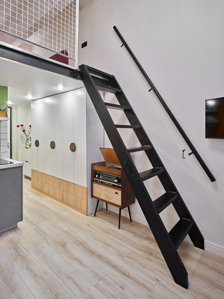 Из интересных деталей: антикварная «Ригонда» с ретро-пластинками. У дивана и на антресоли яркими акцентами являются картины Ольги Папшевой, саратовской художницы. Из интересных деталей: антикварная «Ригонда» с ретро-пластинками. У дивана и на антресоли яркими акцентами являются картины Ольги Папшевой, саратовской художницы.