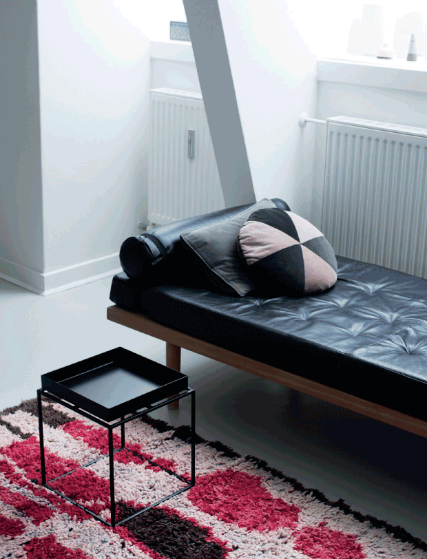 Фото из портфолио Минималистичный чердак с видом на крыши города – фотографии дизайна интерьеров на INMYROOM