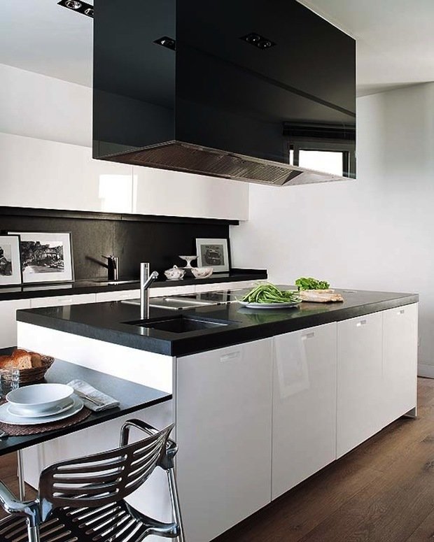 Фотография: Кухня и столовая в стиле Современный, Хай-тек, Интерьер комнат, Цвет в интерьере, Белый – фото на INMYROOM