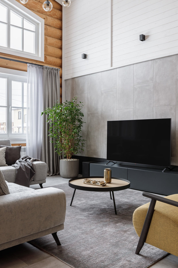 Привлекает внимание переход напольного покрытия на стену в зоне ТВ.