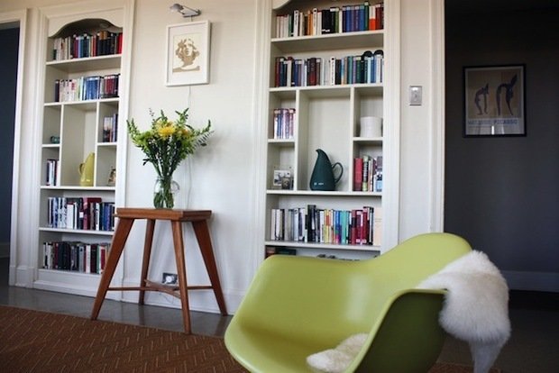 Фотография: Гостиная в стиле Скандинавский, Декор интерьера, Декор дома, Библиотека – фото на INMYROOM