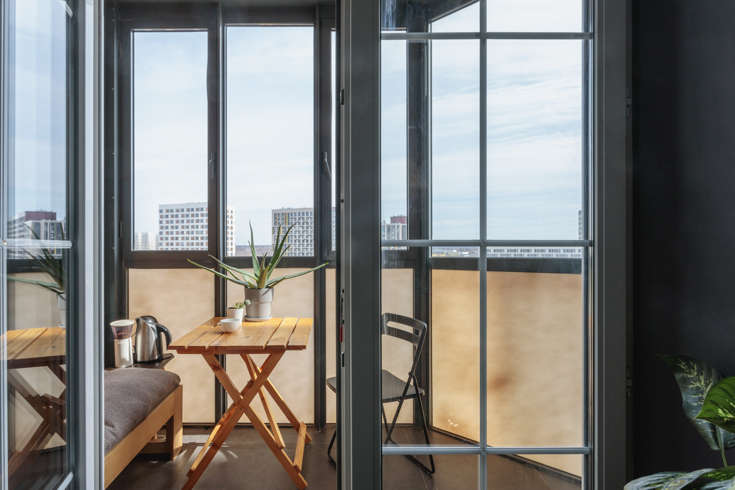 Во время ремонта убрали подоконный блок и перенесли радиатор на соседнюю стену, чтобы сделать французские окна на балкон.