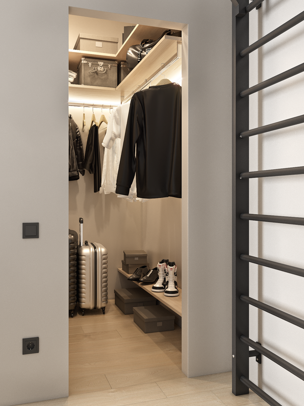Гардеробная П-образной формы, верхнее хранение — полки для вещей не первой необходимости (чемоданы, сезонная обувь), в средней части организовано хранение вещей на штанге, так как у заказчика много рубашек и пиджаков.