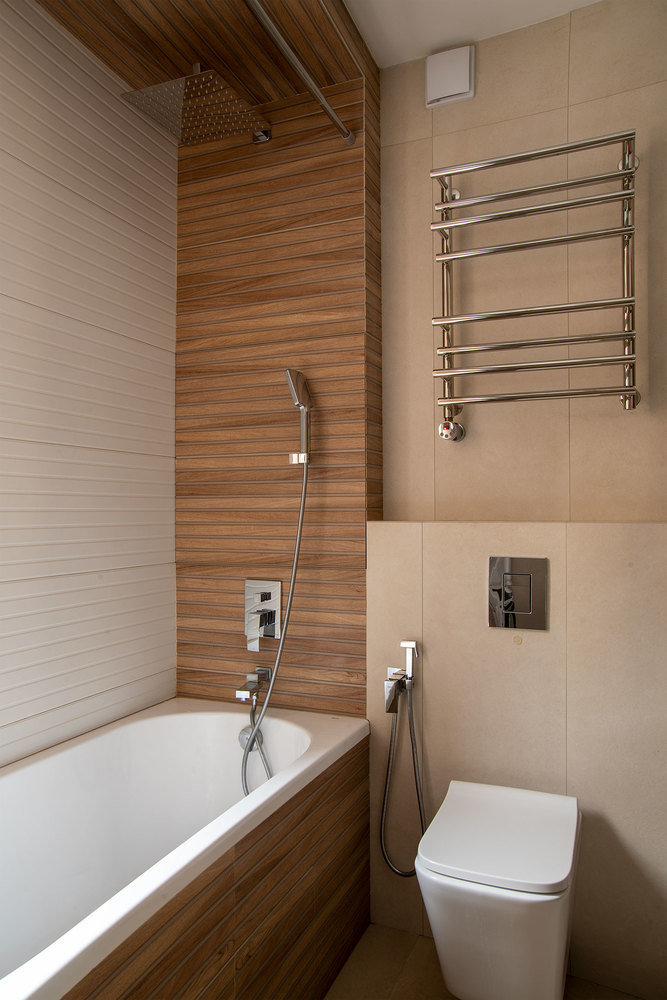 Керамогранит напоминает деревянные панели и добавляет уюта в санузел.