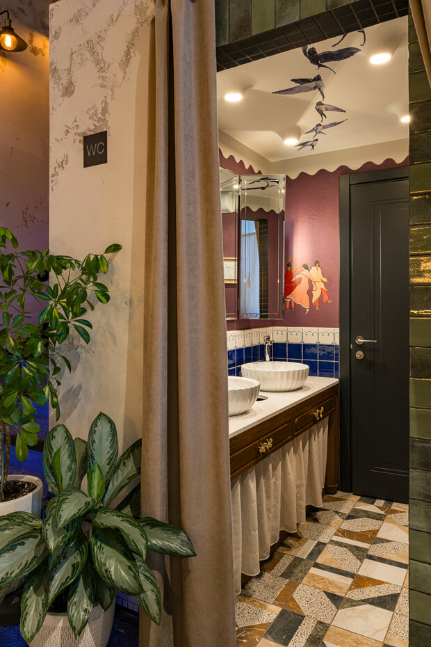 Интерьер ванной комнаты в стиле эклектики с элементами винтажа