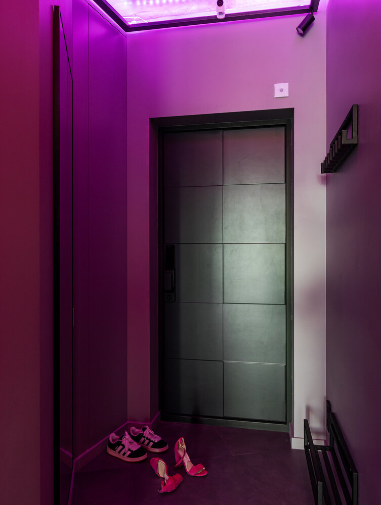 Главной фишкой коридора стала эффектная световая конструкция.