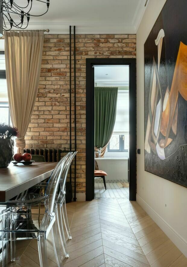 Высокие потолочные карнизы и межкомнатные двери подчеркивают внушительную высоту потолков.