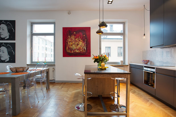 Фотография: Кухня и столовая в стиле Скандинавский, Гостиная, Декор интерьера, Интерьер комнат, Цвет в интерьере, Проект недели, Стены – фото на INMYROOM